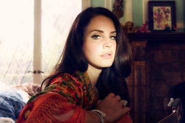 lana-del-rey-photoshoot-middle-size_Songwriter_Guitar